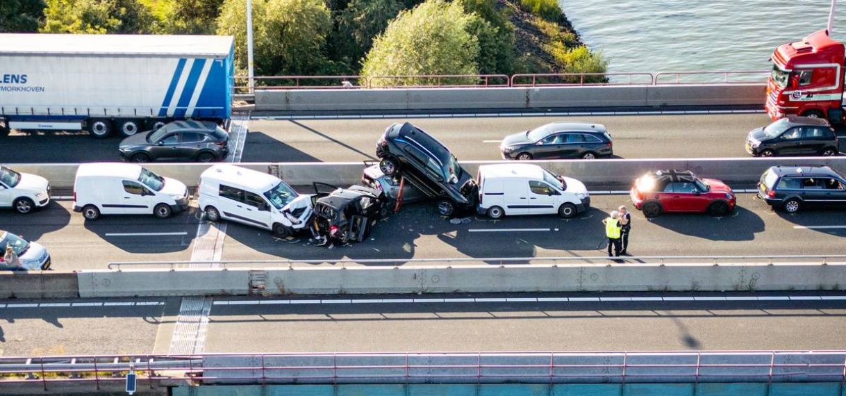 Auto’s liggen op elkaar na kettingbotsing op Haringvlietbrug