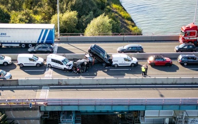 Auto’s liggen op elkaar na kettingbotsing op Haringvlietbrug