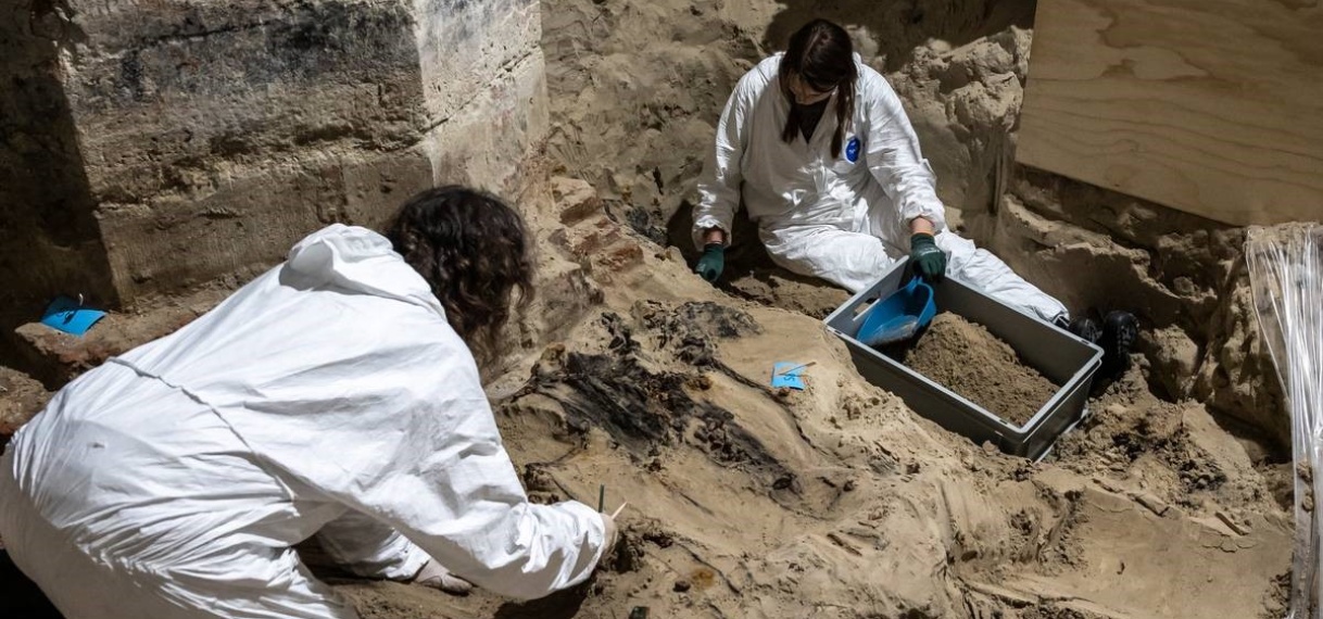 32 skeletten gevonden bij opgravingen Nieuwe Kerk in Amsterdam