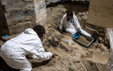 32 skeletten gevonden bij opgravingen Nieuwe Kerk in Amsterdam