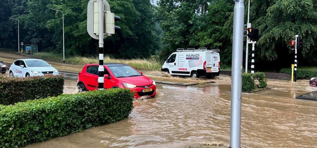 Limburgse putten stromen over door hevige regenval