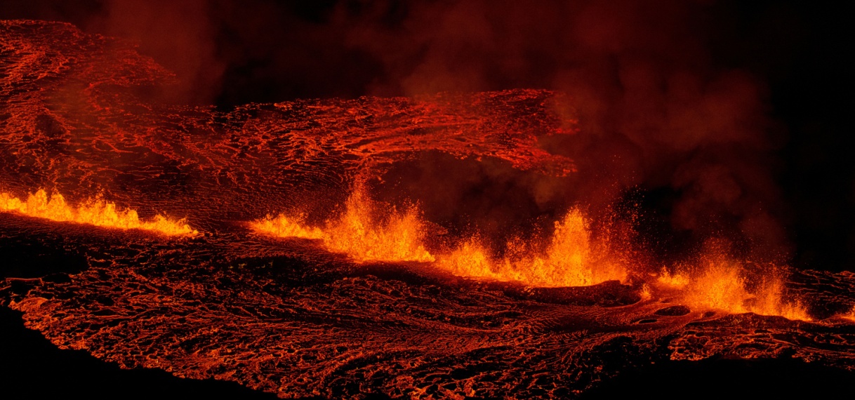 Lava schiet uit kilometerslange barst op IJsland