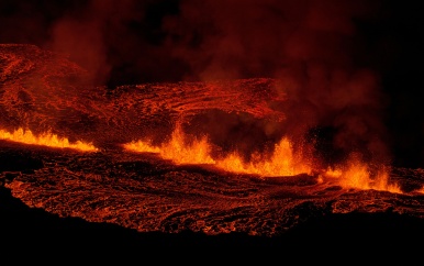 Lava schiet uit kilometerslange barst op IJsland