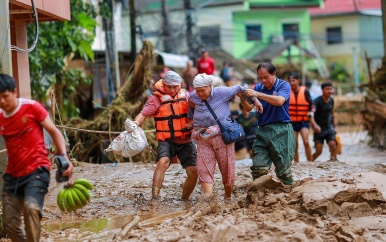 UPDATE: Landverschuivingen en overstromingen eisen tol in Vietnam: nu bijna 200 doden