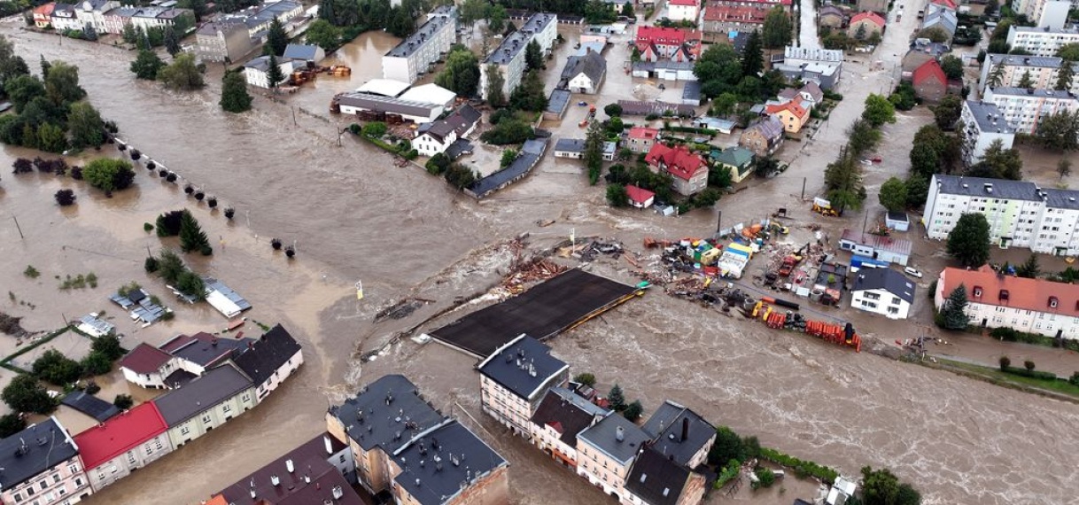 Luchtbeelden tonen kletsnatte Poolse plaats na zware regenval