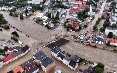 Luchtbeelden tonen kletsnatte Poolse plaats na zware regenval