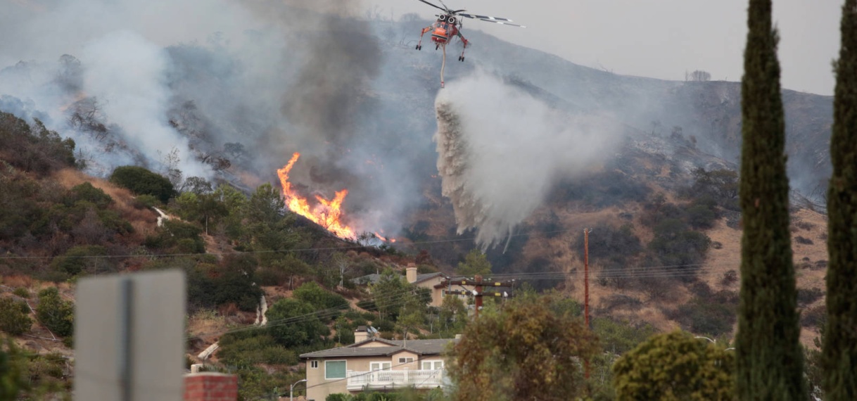 Luchtbeelden tonen snelgroeiende natuurbrand bij Los Angeles