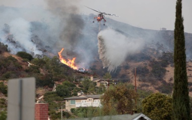 Luchtbeelden tonen snelgroeiende natuurbrand bij Los Angeles