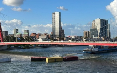 Schip ramt Willemsbrug in Rotterdam, containers in het water