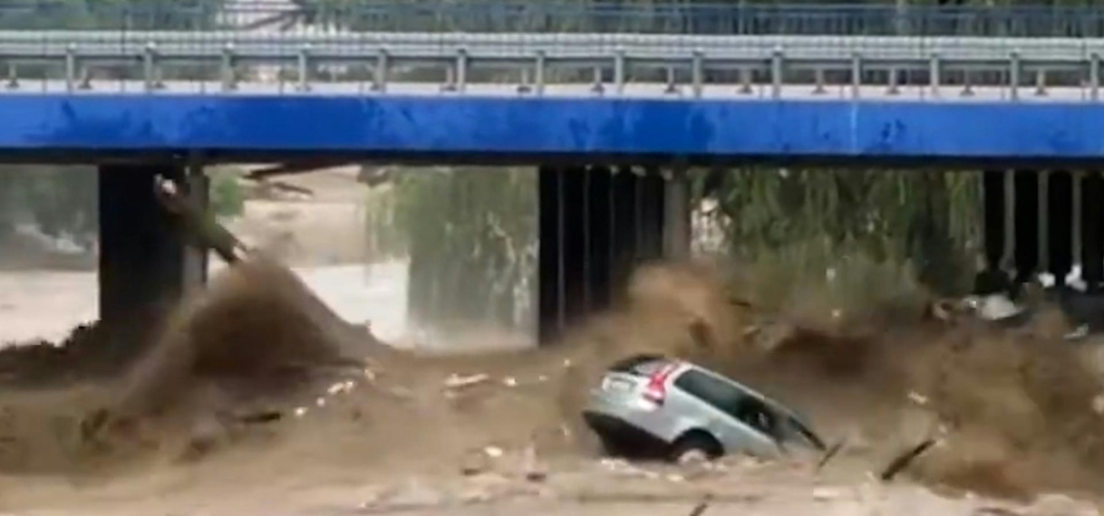 Auto in kolkende rivier wordt tegen Poolse brug gesmeten