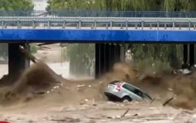 Auto in kolkende rivier wordt tegen Poolse brug gesmeten