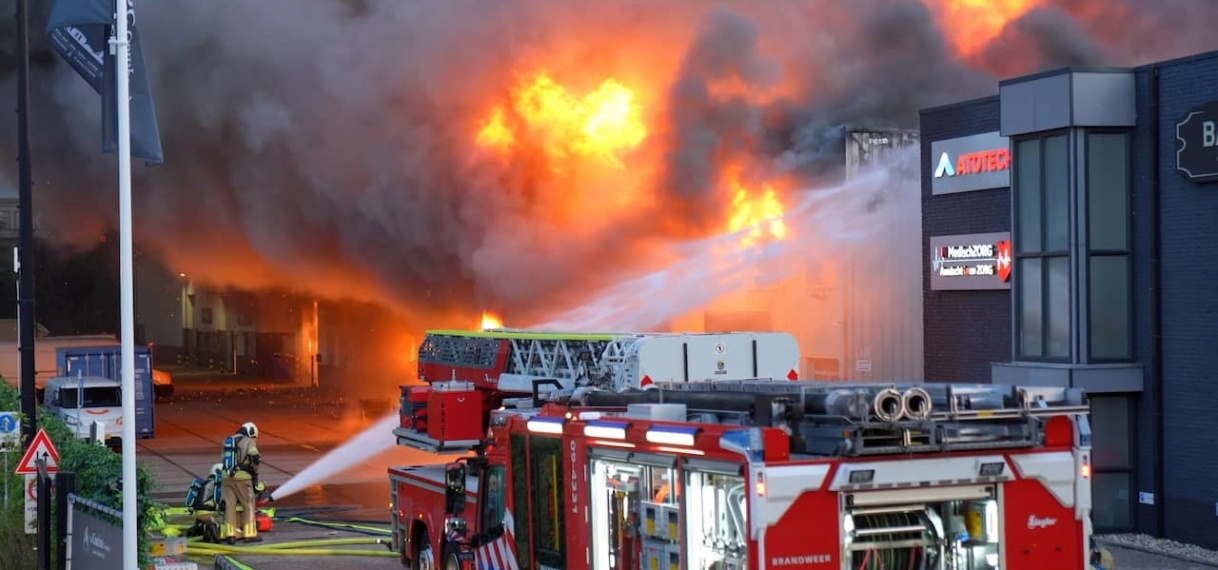 Brand op industrieterrein De Meern onder controle, nablussen duurt nog uren