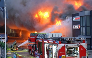 Brand op industrieterrein De Meern onder controle, nablussen duurt nog uren