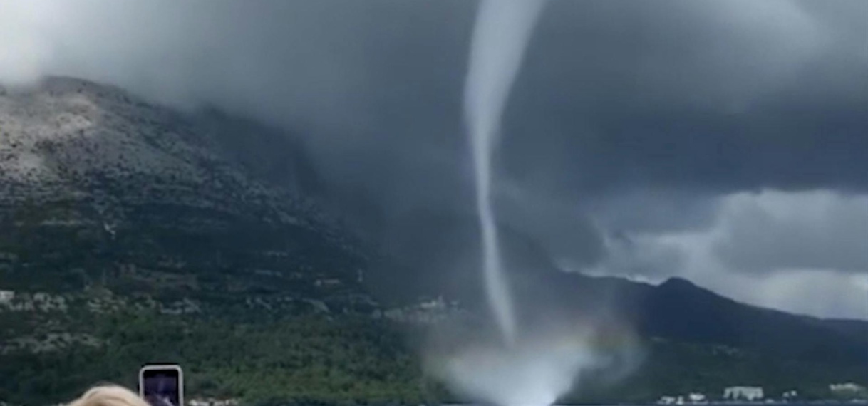 Enorme waterhoos raast over kanaal in Kroatië