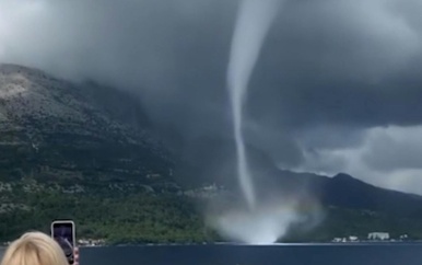 Enorme waterhoos raast over kanaal in Kroatië