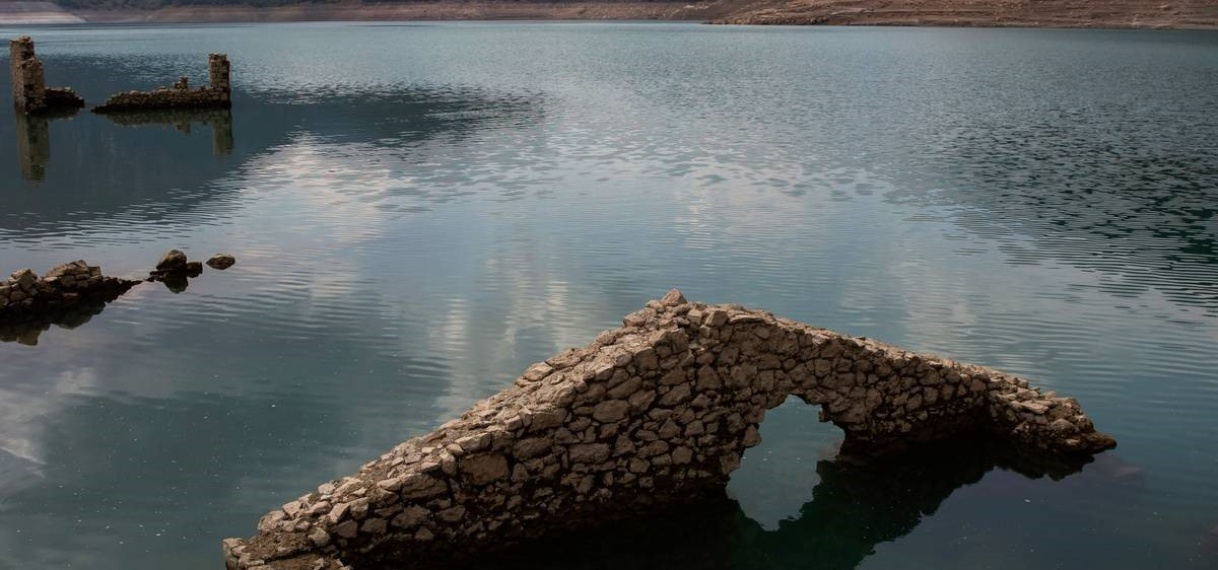 Verzonken Grieks dorp verschijnt weer boven water door zorgwekkende droogte