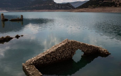 Verzonken Grieks dorp verschijnt weer boven water door zorgwekkende droogte