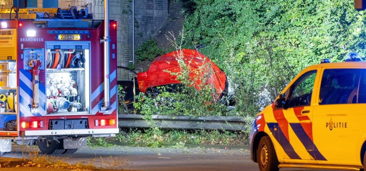 Man overleden door botsing met treinviaduct na korte politieachtervolging