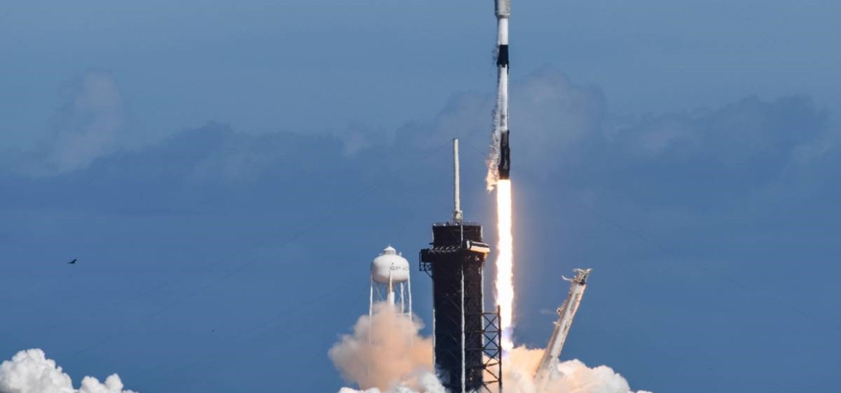 SpaceX lanceert raket voor eerste commerciële ruimtewandeling ooit