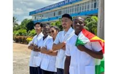 Nieuwe groep Surinaamse beursstudenten start studie aan ELAM in Cuba