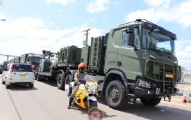 Transport Nederlandse militaire voertuigen naar Ayoko Kazerne voor jaarlijkse training