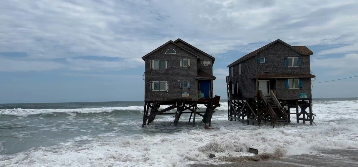 Amerikaans vakantiehuis in oceaan stort in door kusterosie