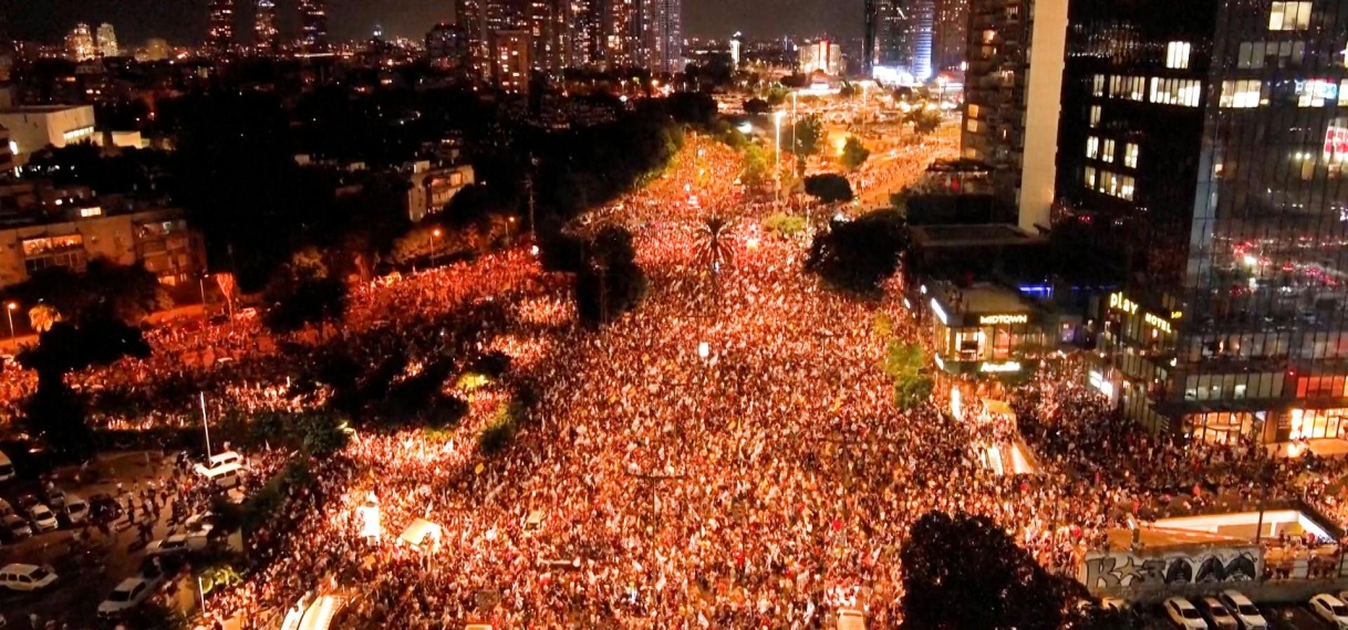 Drone filmt tienduizenden mensen bij protest in Tel Aviv