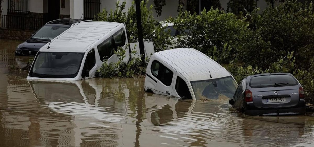 Water sleurt auto’s en brug mee in hevig overstroomd Spanje