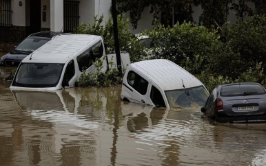 Water sleurt auto’s en brug mee in hevig overstroomd Spanje