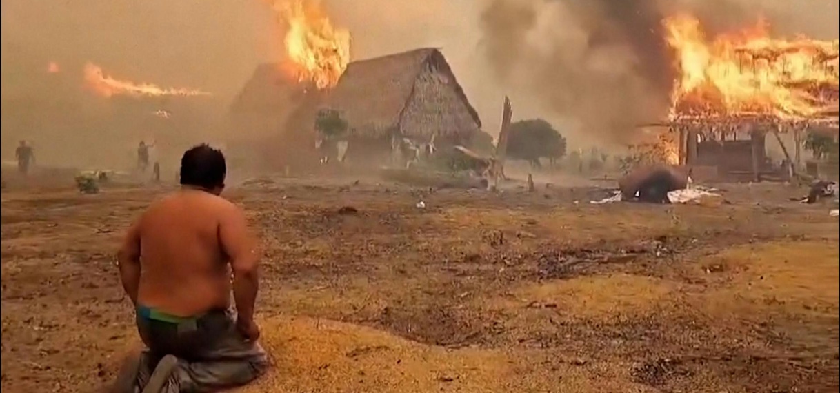 Inwoners Boliviaanse Amazone zien dorp in vlammen opgaan