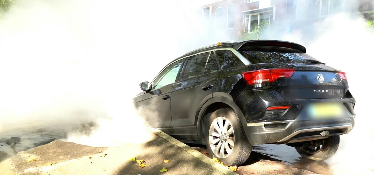 Auto zakt weg in sinkhole door lekkage in Rotterdam