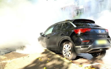 Auto zakt weg in sinkhole door lekkage in Rotterdam