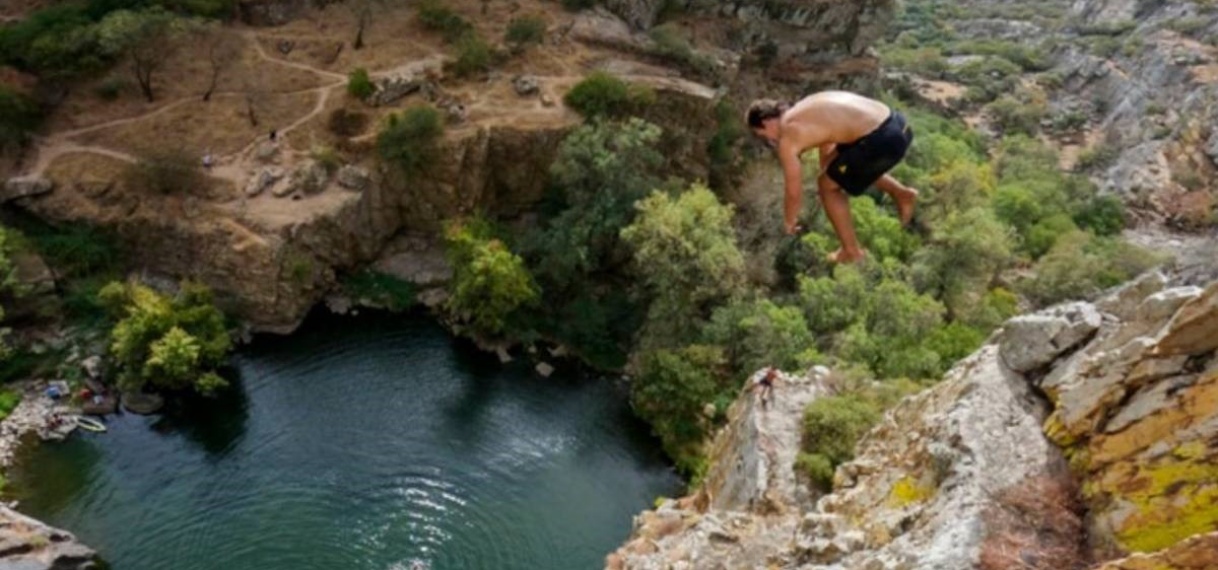 Fransman springt van 44 meter hoge klif en breekt ‘death diving’-record