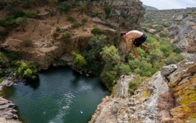 Fransman springt van 44 meter hoge klif en breekt ‘death diving’-record