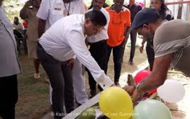 President Santokhi opent ‘COSU bakkerij – Brood Nodig’ in Coronie