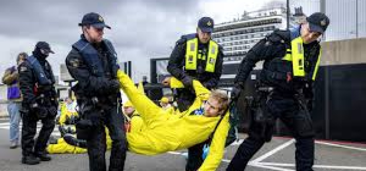 Cruiseschip vaart door naar Amsterdam na actie Extinction Rebellion in Ijmuiden