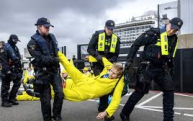 Cruiseschip vaart door naar Amsterdam na actie Extinction Rebellion in Ijmuiden