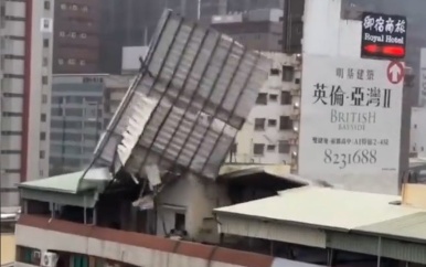 Tyfoon rukt daken en gevels van gebouwen in Taiwan