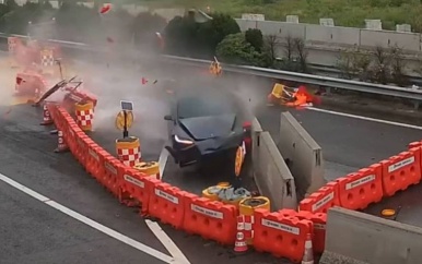 Tesla ramt in automatische piloot tegen wegblokkade in China