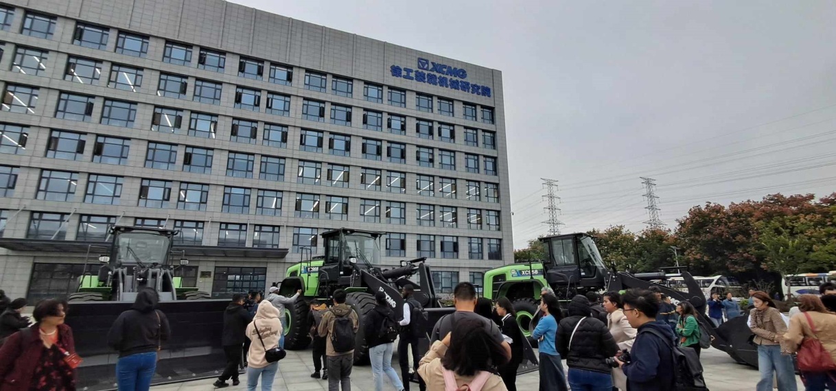 De Ontwikkeling van XCMG: Van Huaxing Iron Factory tot een Leidinggevende Rol in de Bouwmachine-industrie