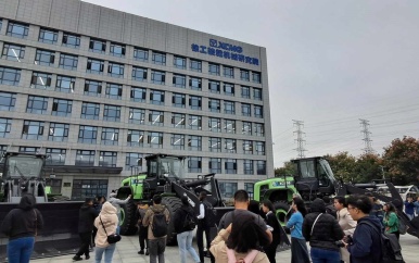 De Ontwikkeling van XCMG: Van Huaxing Iron Factory tot een Leidinggevende Rol in de Bouwmachine-industrie