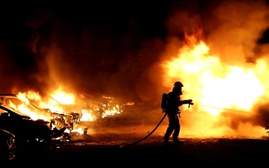 Zo’n 40 auto’s gaan in vlammen op bij brand op Schiphol-parking in Rijsenhout