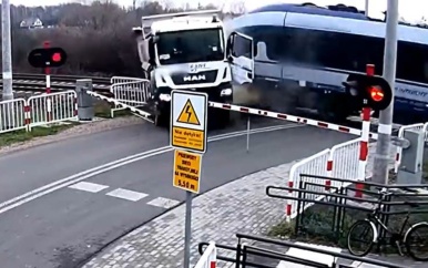Trein met 120 passagiers aan boord botst tegen vrachtwagen in Polen