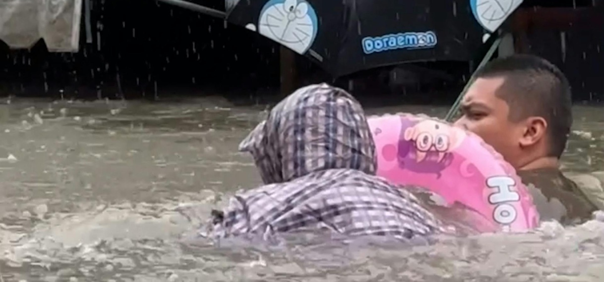Thai tot hun nek in het water bij evacuaties na overstromingen