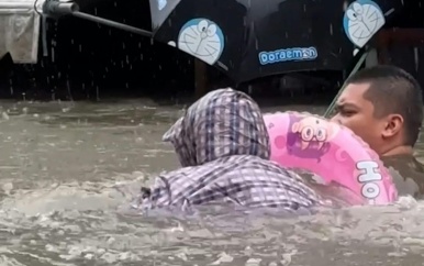 Thai tot hun nek in het water bij evacuaties na overstromingen
