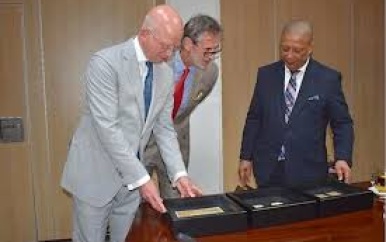 Unieke historische betaalmiddelen verrijken Numismatisch Museum in Suriname