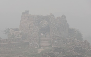 Scholen en kantoren in New Delhi sluiten hun deuren vanwege recordhoeveelheid smog