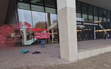 Politie verricht aanhoudingen bij Ahoy Rotterdam om bekladdingen wapenbeurs