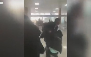 Mensen rennen vliegveld uit na Israëlische aanval op Jemen