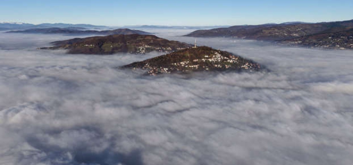 Dikke laag smog bedekt Bosnische hoofdstad Sarajevo